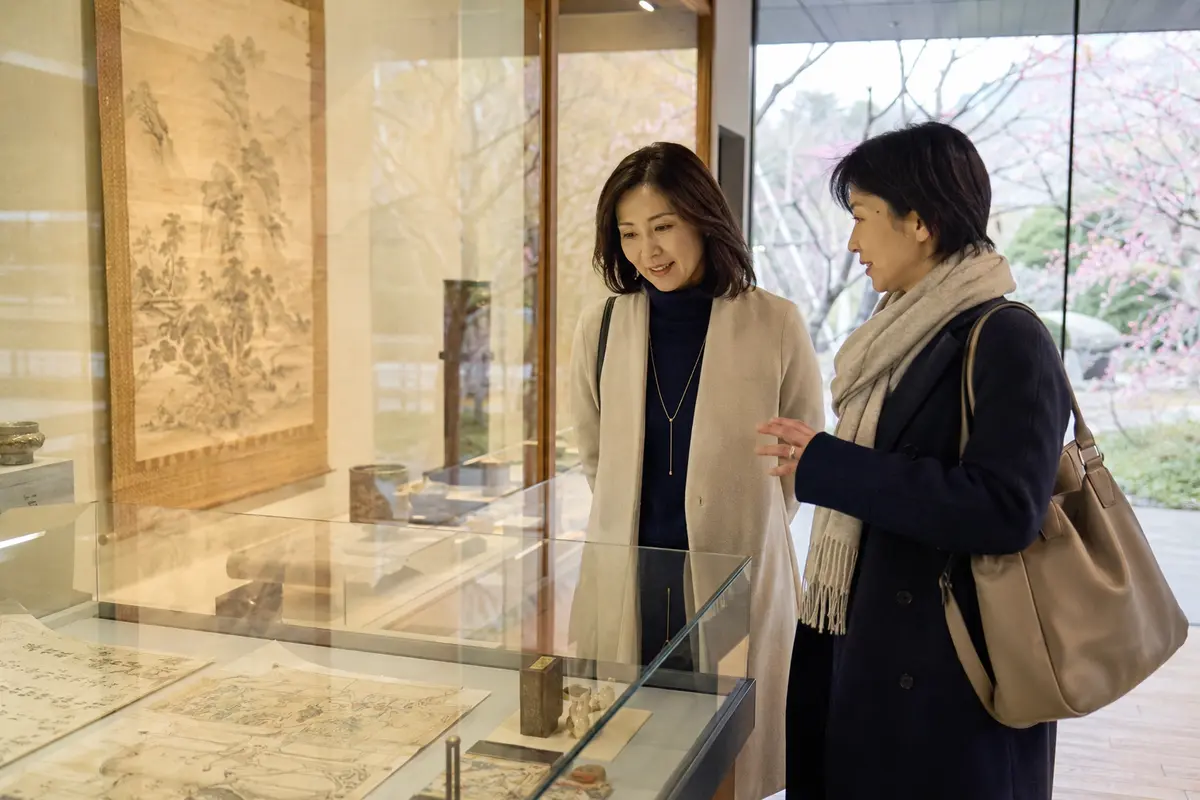 建国記念の日に博物館で日本の歴史資料を見る女性たち