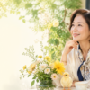 not a spring chickenの意味を表す春の女性とひよこ