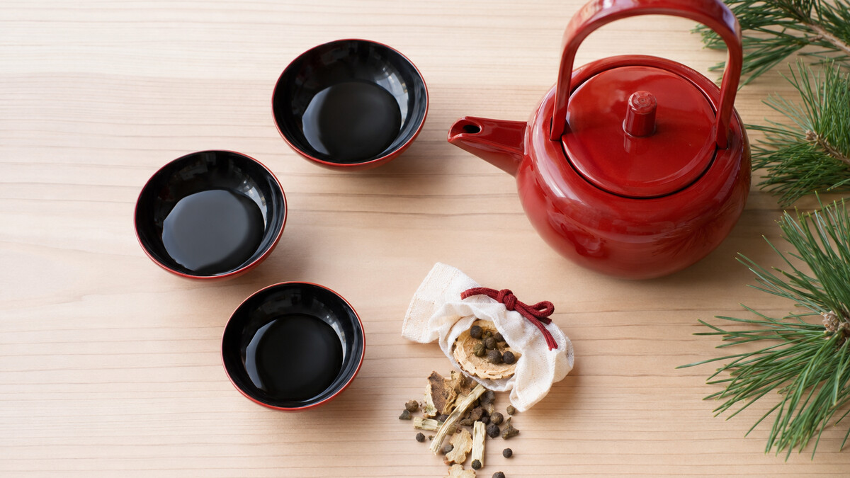 お屠蘇に使う朱塗りの酒器と薬草を入れた屠蘇散の袋