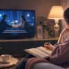 海外ドラマを見ながら英語を勉強する女性