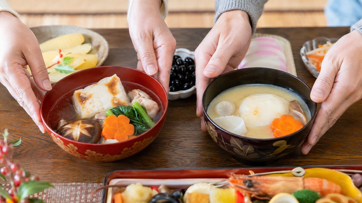 すまし汁の角餅と白味噌の丸餅、地域で異なるお雑煮
