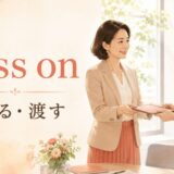 pass onの意味「伝える・渡す」を表す女性同士のイラスト