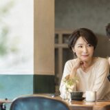 カフェで恋の駆け引きを楽しむ大人の日本人男女