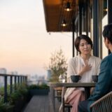カフェで相手の恋愛感情を穏やかに断る男女