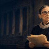 法廷で反対意見の原稿を手にするルース・ベイダー・ギンズバーグのイラスト