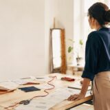 明るいスタジオで新しいアイデアを形にする架空の女性起業家