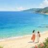 砂浜から海、外洋、海岸線までを見渡す夏の風景