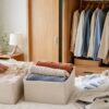 春夏服を収納し秋冬服をクローゼットへ入れる衣替えの様子