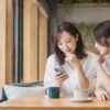 相手から届いたメッセージが脈ありか友人に相談する女性