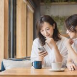 相手から届いたメッセージが脈ありか友人に相談する女性
