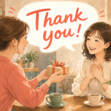 カフェでプレゼントを受け取り英語でThank youと感謝を伝える女性
