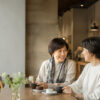 カフェで打ち解けて楽しく話す日本人女性二人