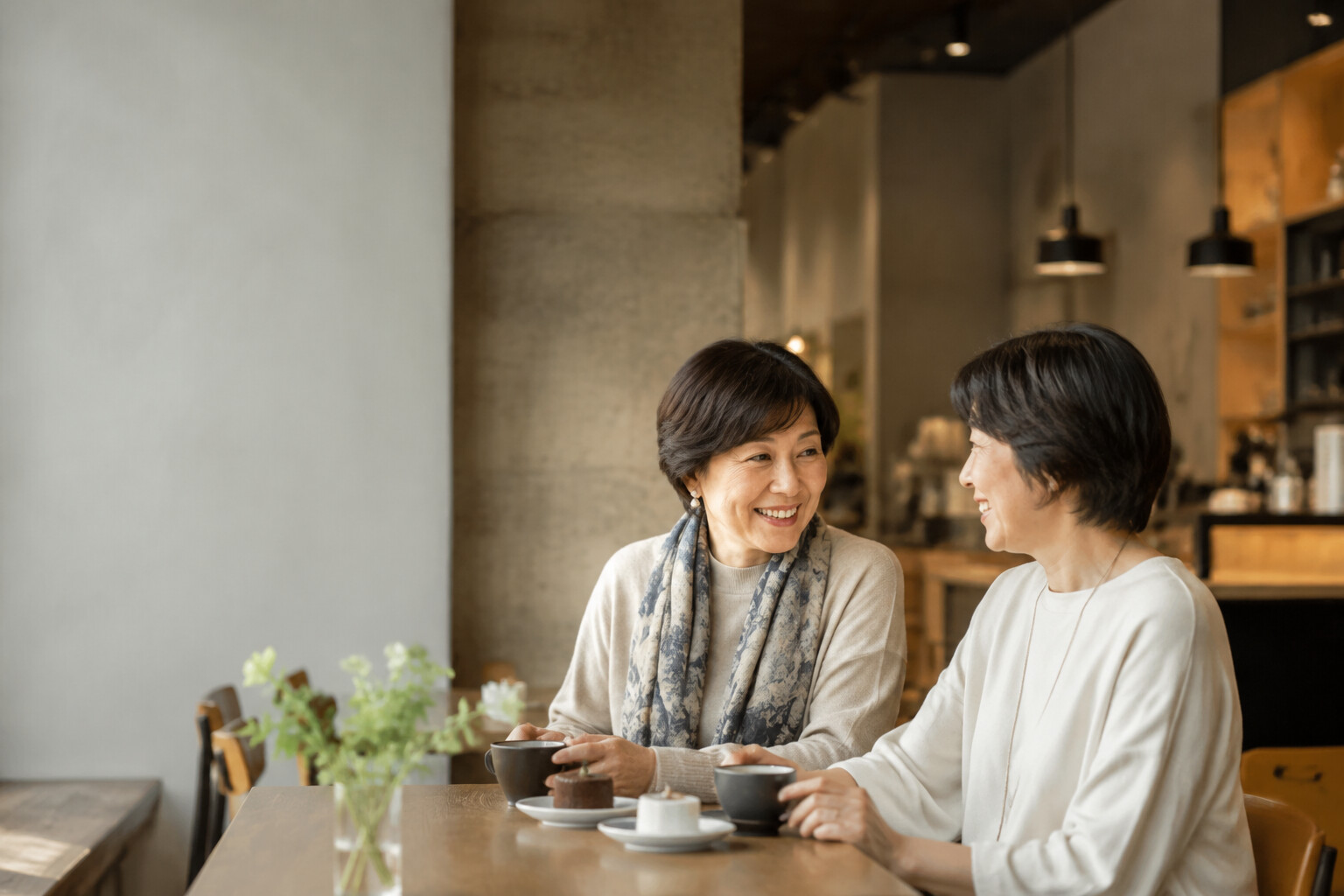 カフェで打ち解けて楽しく話す日本人女性二人