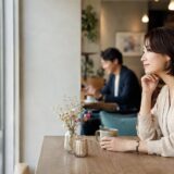 カフェで片思いの相手を静かに見つめる女性