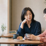話し合いながらもわだかまりが残る二人の女性