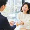 ホワイトデーの贈り物を受け取る大人の女性