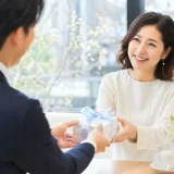 ホワイトデーの贈り物を受け取る大人の女性
