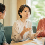 in defense of の意味を視覚化した英語学習画像