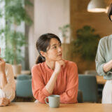 look on as の意味を視覚化した英語学習画像