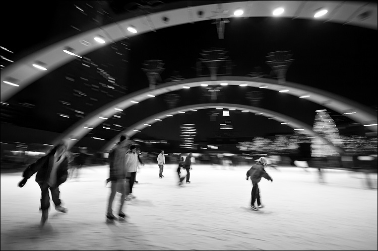 cityh-hall_nathan-philips_skaters_xmas_2k6_03.jpg